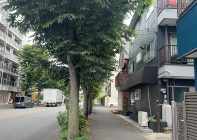 【外観】 | 富士見マンション | 隣家の土地はどうなっているのか、生活利便施設が近くにあるのか、学校まで近いかなど、お客様のライフスタイルにあわせたイメージが重要です。また、近くにあると困る施設が近くにないかも確認するといいでしょう。