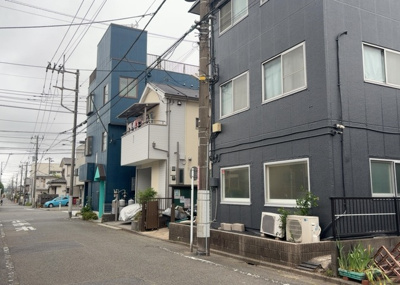 【外観】 | 富士見マンション | 外観はマンション管理がされているかの目安になります。築年数が古いと、壁面は劣化してひび割れが生じることも！建物が古びていても細かいところが修繕されていると、きちんと管理されているなぁと感じるでしょう。