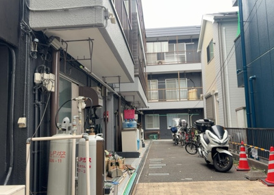 【バルコニー】 | 富士見マンション | 一般的なバルコニーは、奥行1.5ｍ程ですが、ワイルドバルコニーは2ｍまで広がっています。そのため洗濯物の間隔をあけ干すことができ、乾きやすいというメリットや、ガーデニングが楽しめる等の特徴があります。