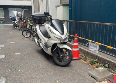 【駐車場】 | 富士見マンション | 車一台あたりに必要なスペースは、標準サイズの普通自動車で横幅2m50cm、長さ5mは必要になります。ただし、乗降のことも考慮して横幅3m30cm、長さ5m50cmほどは確保できるところを選びましょう。