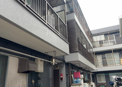 【駐車場】 | 富士見マンション | 駐車場と明記されていても、最小スペースでつくられた駐車場だと大型車は駐車できなかったり、出入りしにくくなったりする可能性があります。お車のサイズと購入したい物件の駐車場のサイズを現地で確認しましょう。