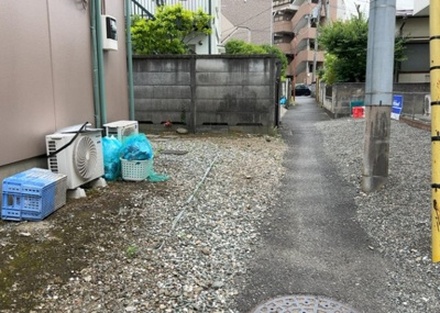 【中庭】 | ラフィネ西八王子 | 中庭（パティオ）とは、一つの建築物の内部に設けられた、壁などで囲われている庭のことを指します。コの字型、ロの字型が主流ですが、L字型の中庭もあります。最近では、インテリア性の高さからも人気があります。