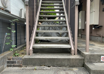 【エントランス】 | ラフィネ西八王子 | マンションのエントランスには、もともと風よけや防犯の役割がありますが、マンションによって宅配ボックスなどの設備が備わっている所もあります。日々の生活をイメージしながら生活しやすさをチェックしましょう。