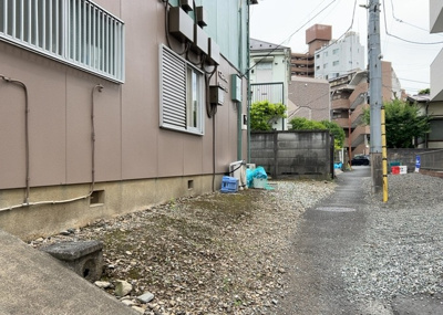 【ロビー】 | ラフィネ西八王子 | ラウンジは、マンションの共用スペースに椅子やテーブルなどを配置した利用者が寛げる空間です。屋内型ラウンジと屋外型ラウンジがあります。共用部分の管理状況と合わせて、詳細については現地でご確認ください。