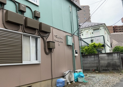 【外観】 | ラフィネ西八王子 | 道幅が広い場所は日当たりや風通が良好です。幅が広いのですれ違いも可能ですし大きな車でも駐車可能！一方で、大型車が通ることも多くなるため交通量の増加により騒音に繋がります。また土地の値段が高くなります。
