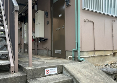 【玄関】 | ラフィネ西八王子 | 玄関は家の顔でもあり、家族以外の目にも止まる場所です。玄関は外との間を仕切る扉、靴などをしまっておく収納スペース、靴脱ぎのたたきスペース、来客とのやり取りをするドアホンなど複数のアイテムからなります。
