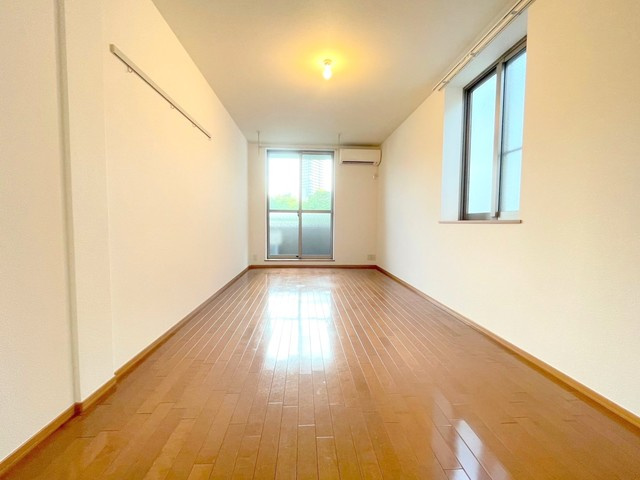 メゾン四季の寝室|☆広々フローリング☆最上階角部屋です☆