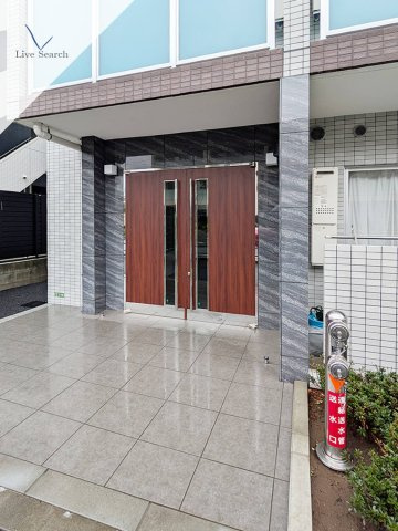 ペアパレス六町環七北通りのエントランス