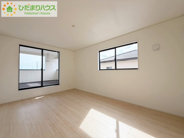 日立市小木津町第6　新築戸建　2号棟の寝室|バルコニーに面していて、たっぷり光りの入る明るい主寝室です！
