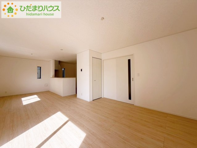 日立市小木津町第6　新築戸建　2号棟の居間・リビング|たっぷりの陽光と心地よい風が舞い込む住まい♪