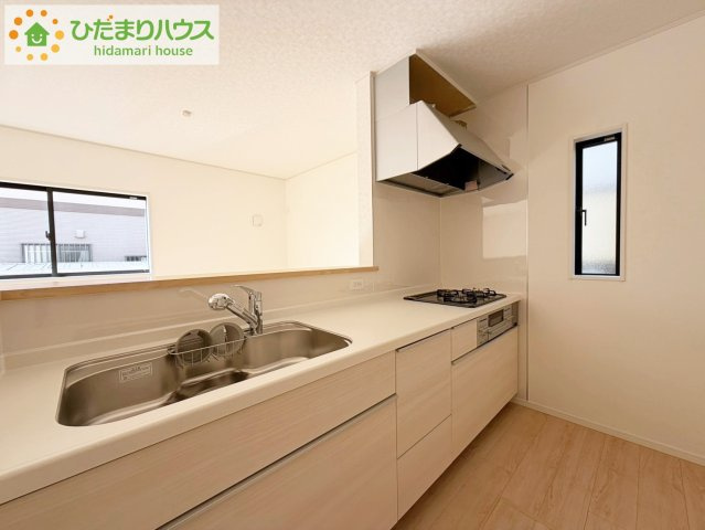 日立市小木津町第6　新築戸建　2号棟のキッチン|カウンターは少し高くなってますので、手元が隠れて来客からは見えにくくなってます♪