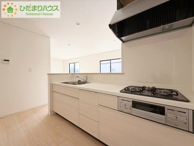 日立市小木津町第6　新築戸建　2号棟のキッチン|3口コンロでお料理する時間も短くなりそうですね(*‘∀‘)