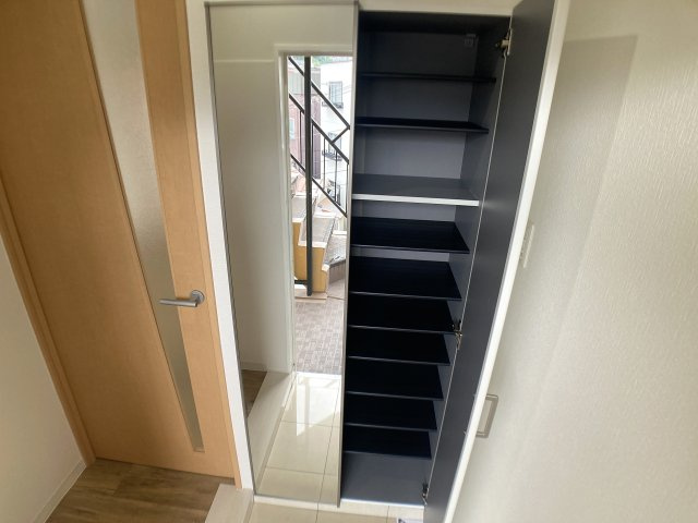 ラムール西山町の玄関|鏡付きの大きなシューズBOXを完備