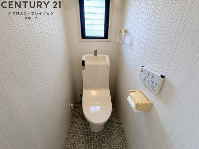 温水洗浄便座付きのトイレです♪