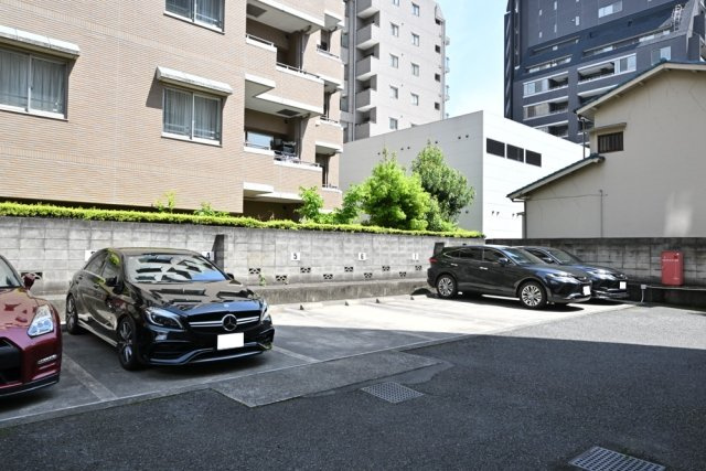 グランシャリオ国立の駐車場|車をお持ちの方に嬉しい駐車場付きの物件です