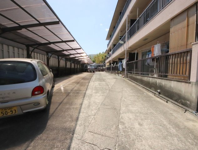 ハイツ東生駒の駐車場