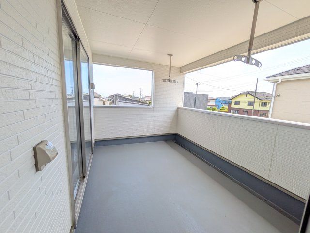 日立市川尻町　第7　新築戸建て　2号棟のバルコニー|人気のインナーバルコニー。室内と一体感があり、雨の日のお子様の遊び場や、ペットの安全な外気浴スペースにも最適です♪