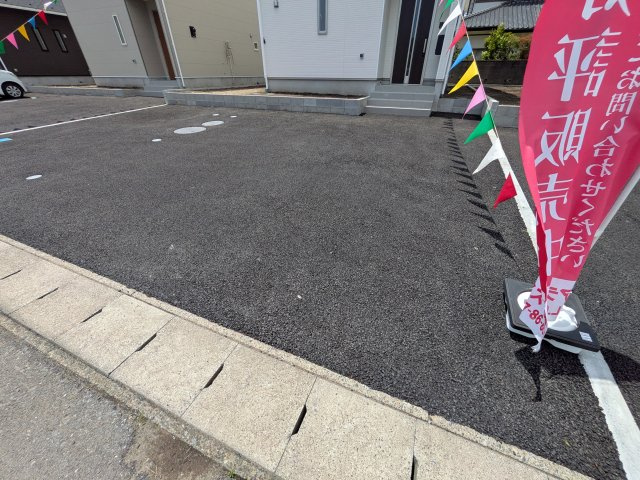 日立市川尻町　第7　新築戸建て　2号棟の駐車場|駐車3台可能で、出し入れしやすいゆとりのカースペース。
月々の駐車場代が不要な点も大きな魅力です。