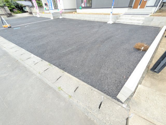 日立市川尻町　第7　新築戸建て　2号棟の駐車場|駐車3台可能で、出し入れしやすいゆとりのカースペース。
月々の駐車場代が不要な点も大きな魅力です。