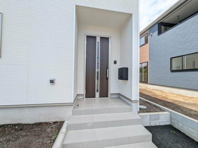 日立市川尻町　第7　新築戸建て　2号棟の玄関|玄関ドアはカードキーで開閉も楽々♪
スマホでの開錠と施錠も可能です！
玄関上部には人感センサー付きのダウンライトがあるので、夜間の帰宅時に自動で点灯してくれます♪
防犯対策面にも一役買ってくれます！