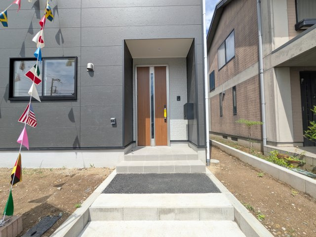 日立市川尻町　第7　新築戸建て　2号棟の玄関|玄関ドアはカードキーで開閉も楽々♪
スマホでの開錠と施錠も可能です！
玄関上部には人感センサー付きのダウンライトがあるので、夜間の帰宅時に自動で点灯してくれます♪
防犯対策面にも一役買ってくれます！