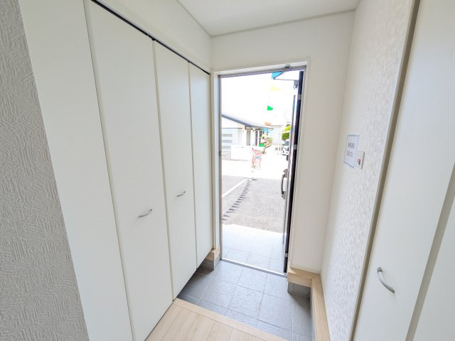 日立市川尻町　第7　新築戸建て　2号棟の玄関|家族全員の靴がスッキリ片付く大容量シューズボックス完備。お客様を気持ちよく迎えられる、明るく清潔感あふれる玄関です。