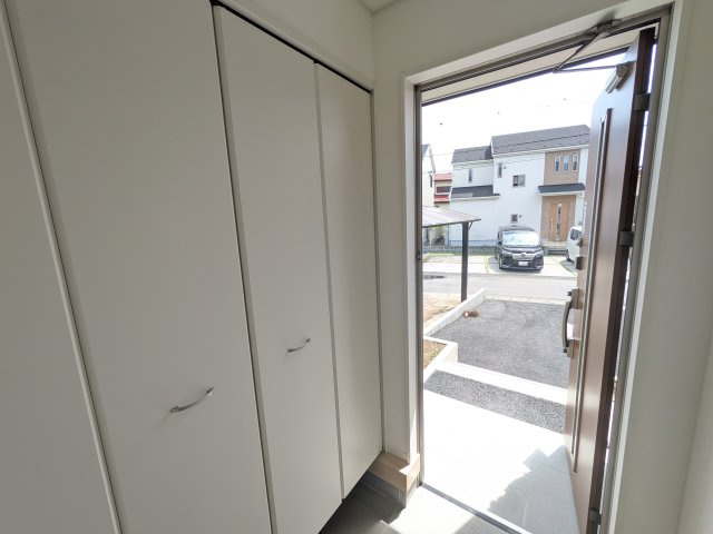 日立市川尻町　第7　新築戸建て　2号棟の玄関|家族全員の靴がスッキリ片付く大容量シューズボックス完備。お客様を気持ちよく迎えられる、明るく清潔感あふれる玄関です。