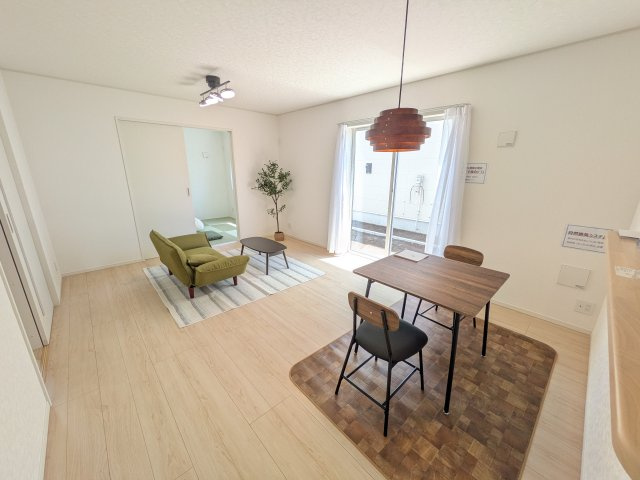 日立市川尻町　第7　新築戸建て　2号棟の居間・リビング|家族の会話が自然と弾む、広々としたゆとりのLDK。南西向きの窓からたっぷりの光が射し込む明るく快適な空間です。