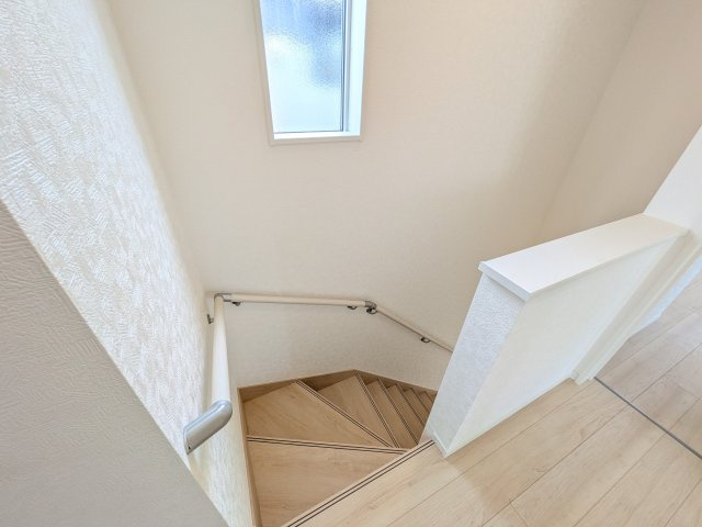 日立市川尻町　第7　新築戸建て　2号棟の内装|窓付きで明るい階段は、手すり付きでお子様からご年配の方まで安心して上り下りができます♪