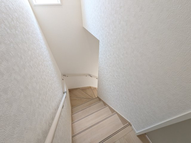 日立市川尻町　第7　新築戸建て　2号棟の内装|窓付きで明るい階段は、手すり付きでお子様からご年配の方まで安心して上り下りができます♪