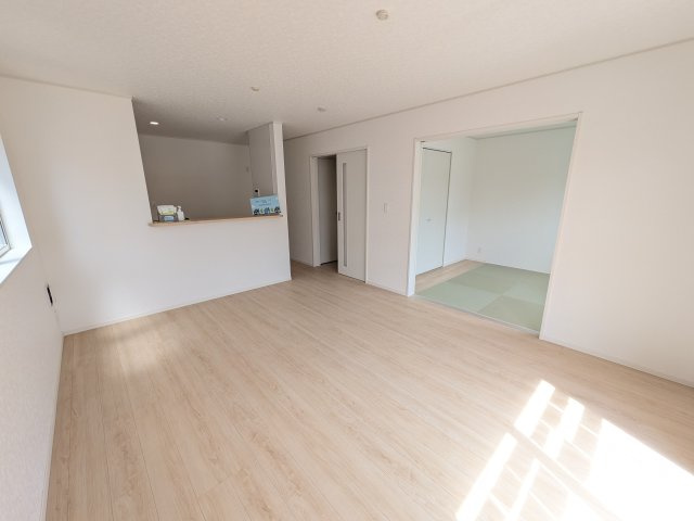 日立市川尻町　第7　新築戸建て　2号棟の居間・リビング|居心地の良いデザインと機能性を両立。ご友人を招いたり、趣味を楽しんだり、様々なシーンで活躍する団らんの中心地です。