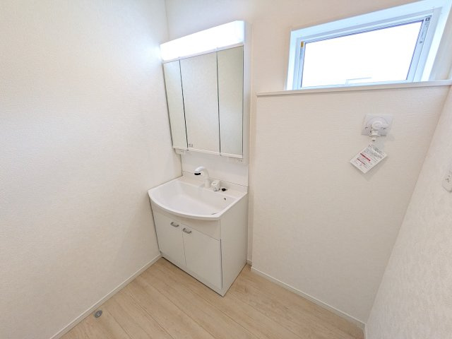 日立市川尻町　第7　新築戸建て　2号棟の独立洗面台|三面鏡の洗面化粧台はミラー扉の内側がすべて収納スペースになっており、収納力も魅力的です♪
ボックスティッシュも収納可能で、可変トレイは収納物に応じて高さ調整ができます！
取り外して洗えるので清潔です♪