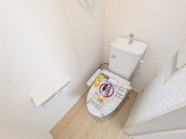 日立市川尻町　第7　新築戸建て　2号棟のトイレ|少ない水でもパワフルに洗浄する節水設計。清潔さと機能性を両立させた、毎日気持ち良く使えるトイレ空間です。