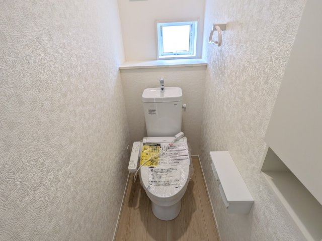 日立市川尻町　第7　新築戸建て　2号棟のトイレ|少ない水でもパワフルに洗浄する節水設計。清潔さと機能性を両立させた、毎日気持ち良く使えるトイレ空間です。