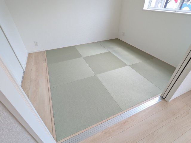 日立市川尻町　第7　新築戸建て　2号棟の和室|陽当たりの良い明るい和室。
お子様の成長に合わせて、学習部屋や趣味の部屋など、多目的にフレキシブルに活用できます。