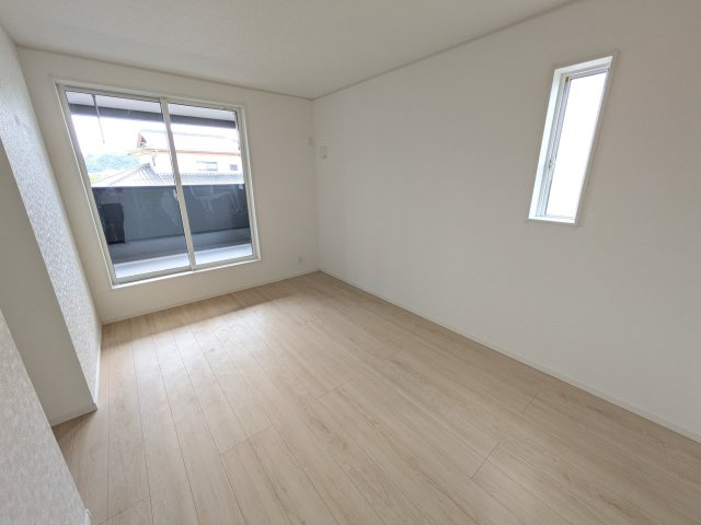 日立市川尻町　第7　新築戸建て　2号棟の洋室|バルコニーに面した明るい２面採光で、毎朝爽やかな光を感じられます。