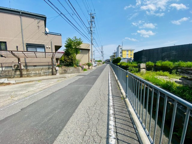 中古戸建　瑞穂市牛牧　昭和54年築の前面道路含む現地写真
