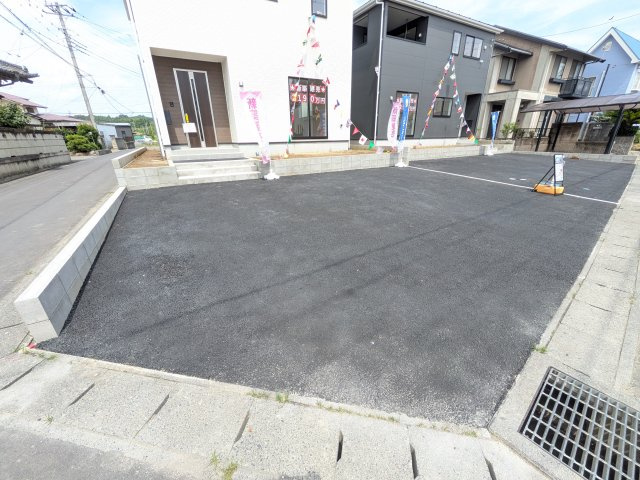 日立市川尻町　第7　新築戸建て　1号棟の駐車場|駐車3台可能で、出し入れしやすいゆとりのカースペース。
月々の駐車場代が不要な点も大きな魅力です。