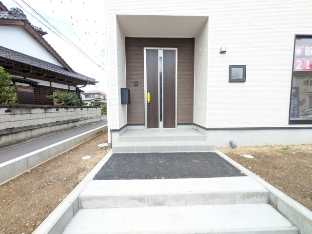 日立市川尻町　第7　新築戸建て　1号棟の玄関|玄関ドアはカードキーで開閉も楽々♪
スマホでの開錠と施錠も可能です！
玄関上部には人感センサー付きのダウンライトがあるので、夜間の帰宅時に自動で点灯してくれます♪
防犯対策面にも一役買ってくれます！