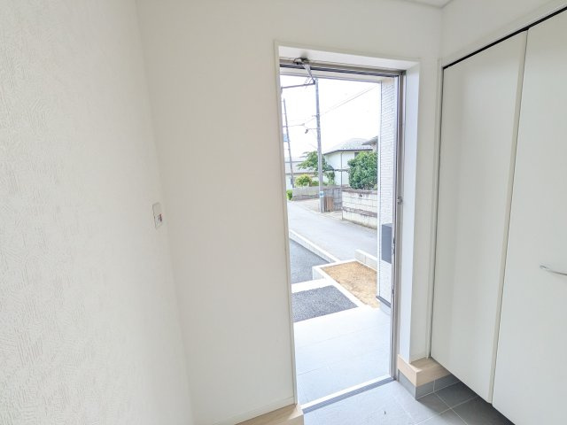 日立市川尻町　第7　新築戸建て　1号棟の玄関|家族全員の靴がスッキリ片付く大容量シューズボックス完備。お客様を気持ちよく迎えられる、明るく清潔感あふれる玄関です。