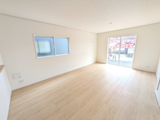 日立市川尻町　第7　新築戸建て　1号棟の居間・リビング|家族の会話が自然と弾む、広々としたゆとりのLDK。南西向きの窓からたっぷりの光が射し込む明るく快適な空間です。