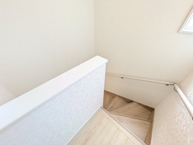 日立市川尻町　第7　新築戸建て　1号棟の内装|窓付きで明るい階段は、手すり付きでお子様からご年配の方まで安心して上り下りができます♪