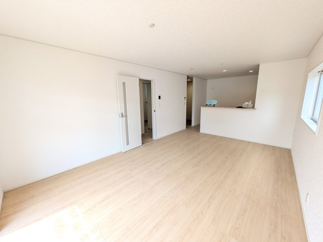 日立市川尻町　第7　新築戸建て　1号棟の居間・リビング|居心地の良いデザインと機能性を両立。ご友人を招いたり、趣味を楽しんだり、様々なシーンで活躍する団らんの中心地です。
