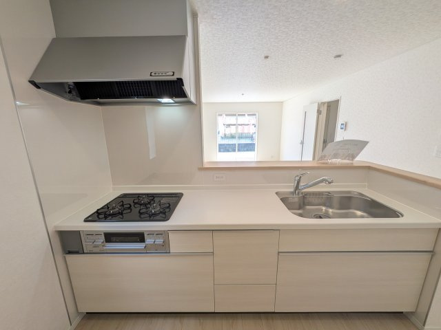 日立市川尻町　第7　新築戸建て　1号棟のキッチン|対面式カウンターでリビングとの一体感を演出。使いやすい動線と豊富な収納で、毎日の料理時間も快適に過ごせます。
