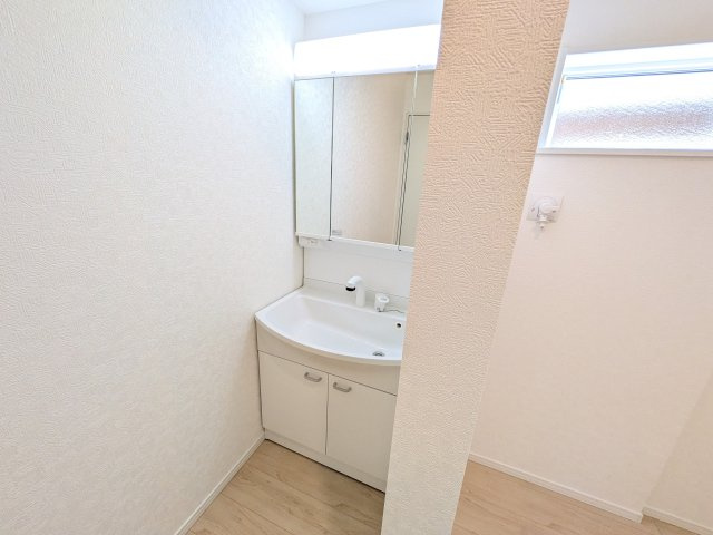 日立市川尻町　第7　新築戸建て　1号棟の独立洗面台|三面鏡の洗面化粧台はミラー扉の内側がすべて収納スペースになっており、収納力も魅力的です♪
ボックスティッシュも収納可能で、可変トレイは収納物に応じて高さ調整ができます！
取り外して洗えるので清潔です♪