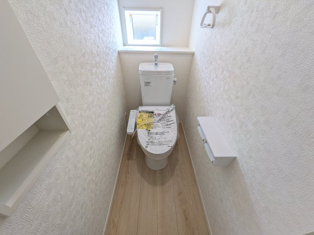 日立市川尻町　第7　新築戸建て　1号棟のトイレ|少ない水でもパワフルに洗浄する節水設計。清潔さと機能性を両立させた、毎日気持ち良く使えるトイレ空間です。
