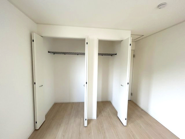 新築戸建　千曲市内川　全2棟の収納|各居室に収納スペースを完備しているため、お子様のおもちゃやスポーツ用品、季節物の収納にも便利です♪
