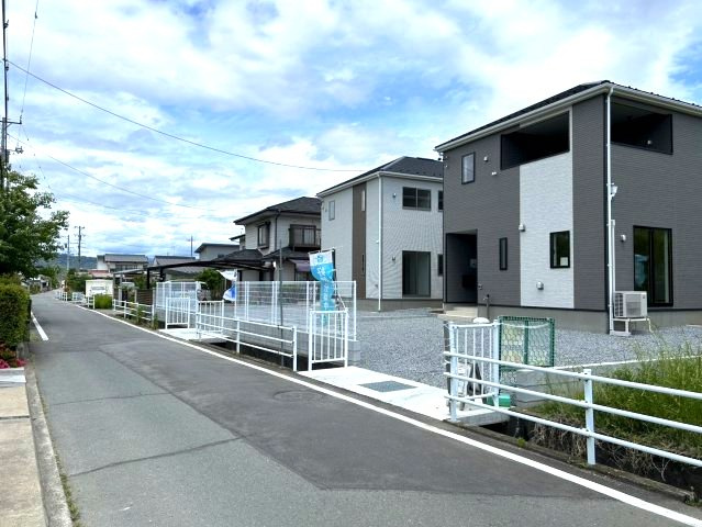 新築戸建　千曲市内川　全2棟の前面道路含む現地写真
