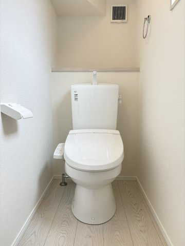 小倉北区篠崎5丁目7期のトイレ|温水洗浄便座付きで、毎日快適にお使いいただけます。