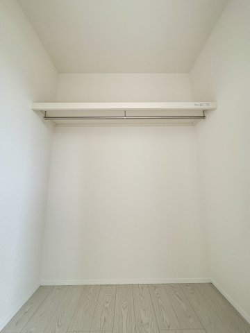 小倉北区篠崎5丁目7期の収納|収納力のあるクローゼットを備え、衣類や小物を整理できます。
